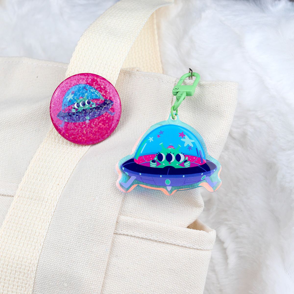 JULIESBUDDIES Badge Rond en métal "Extraterrestre mignon en OVNI"