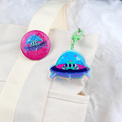JULIESBUDDIES Badge Rond en métal "Extraterrestre mignon en OVNI"