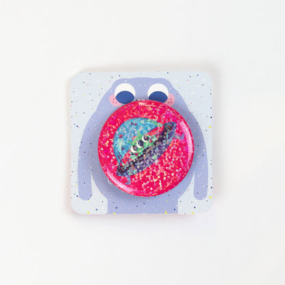 JULIESBUDDIES Badge Rond en métal "Extraterrestre mignon en OVNI"